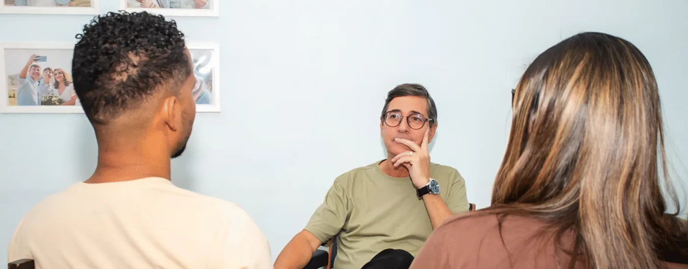 Jayr Santos em sessão de escuta analítica com casal no consultório